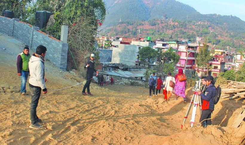 कुश्मा बजारका भित्री सडक कालोपत्रे गर्न शुरु